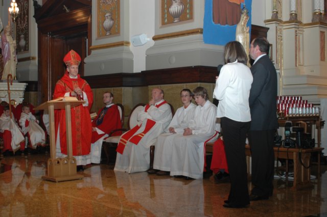 rodzicedzikujksbiskupowitomaszowipaprockiemuzaudzieleniesakramentubierzmowania.jpg