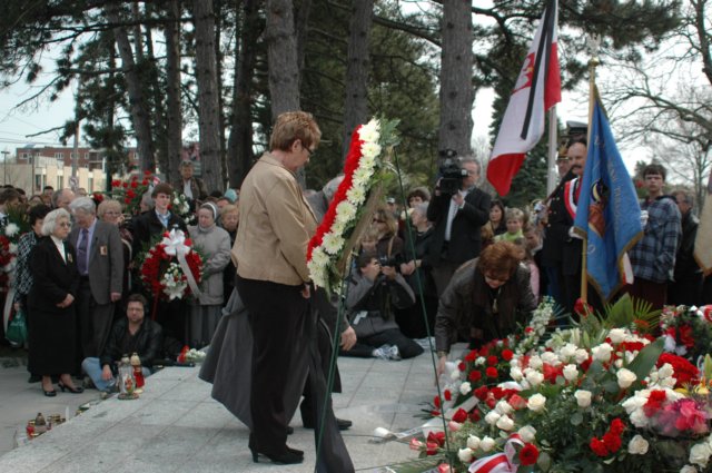 uroczystociaobnepodpomnikiemkatyskim24.jpg