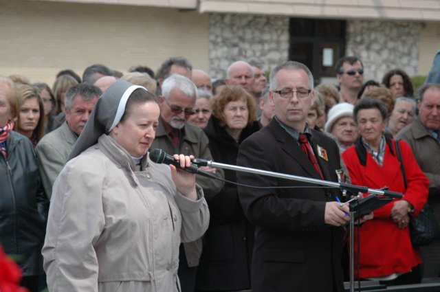 uroczystociaobnepodpomnikiemkatyskim32.jpg